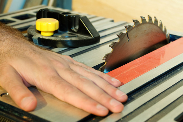 work-injury-with-a-saw-598x400